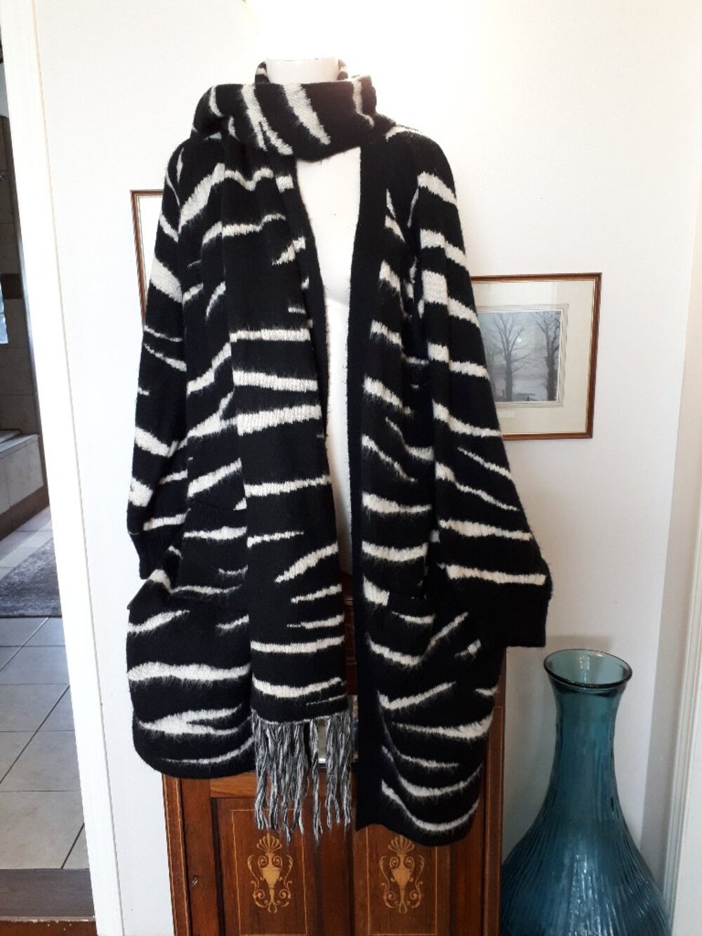 Sweater Coat with matching scarf - Size XL - Black & White Animal Print - Picture 1 of 10